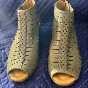 Earth Intrepid Nubuck  Peep Toe Bootie Grey Size 6M